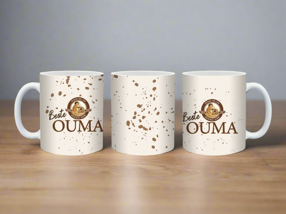 Three speckled mugs with 'Beste Ouma' text and logo on a white background